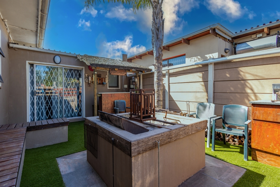 5 Bedroom Property for Sale in Peerless Park Western Cape